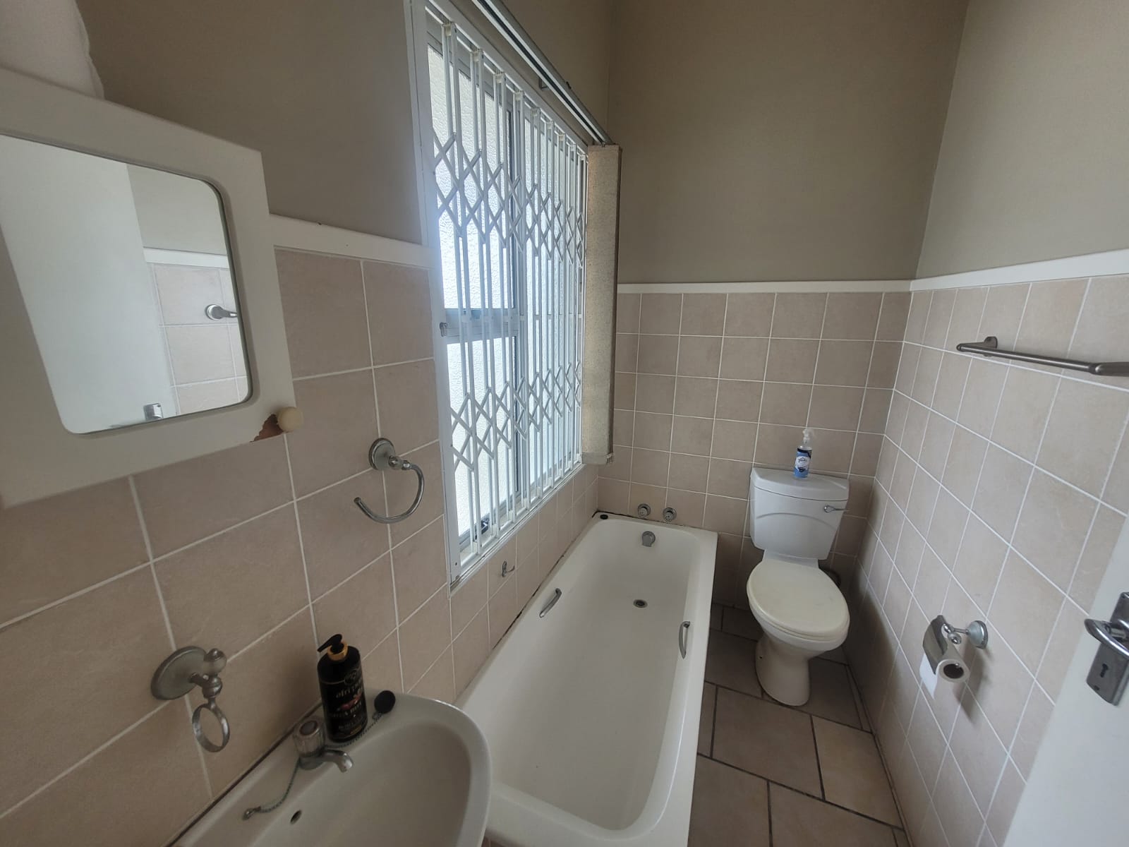 WhatsApp Image 2026-03-24 at 09.00.10 (3) Charming 2-bedroom, 2-bathroom townhouse for sale