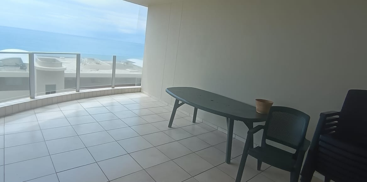 Oceanfront Living: 3-Bedroom Apartment with Panoramic Sea Views in Margate