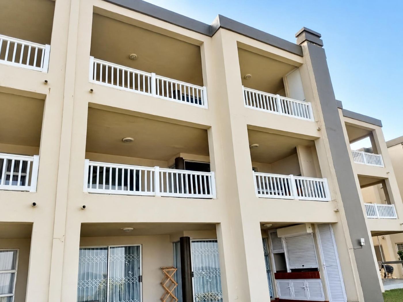 Laguna, Uvongo | R1,850,000 | 120 m² | 3 Bedrooms | Top Floor | Fully Furnished