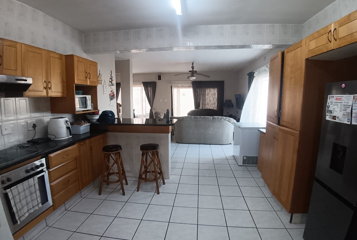 3 Bedroom, 2 Bathroom, Open Plan, Uvongo Sea view for Sale