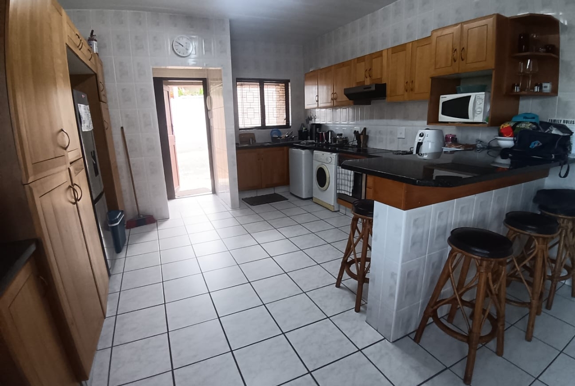 3 Bedroom, 2 Bathroom, Open Plan, Uvongo Sea view for Sale