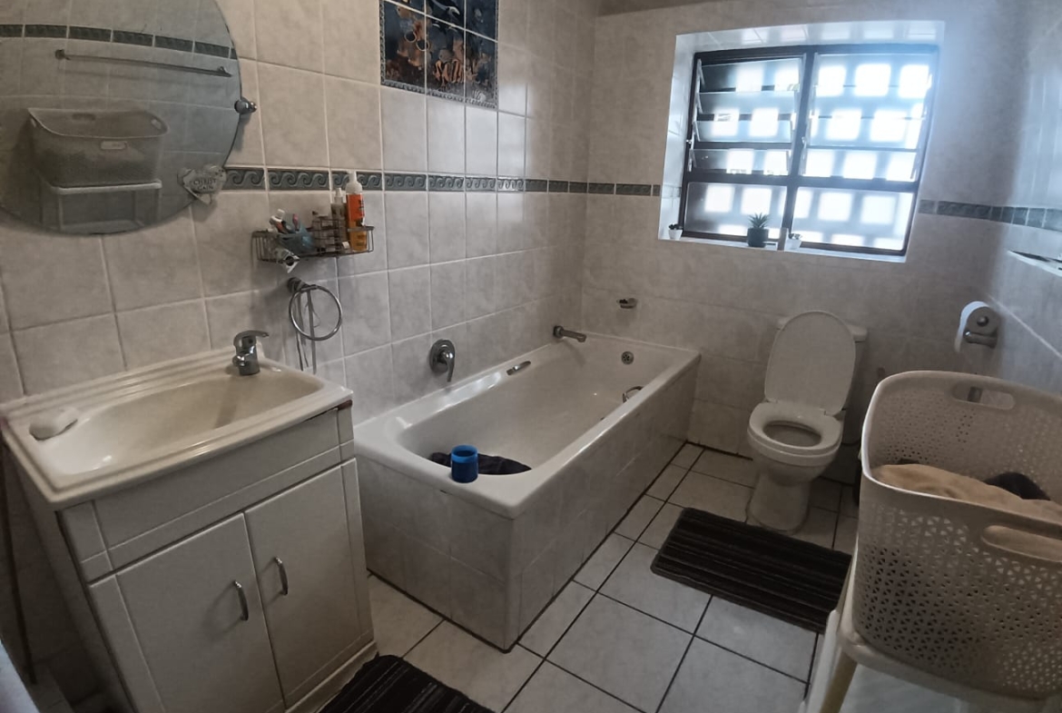 3 Bedroom, 2 Bathroom, Open Plan, Uvongo Sea view for Sale