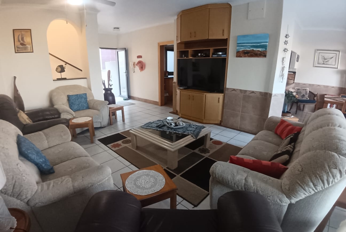 3 Bedroom, 2 Bathroom, open plan, Uvongo Sea view for Sale