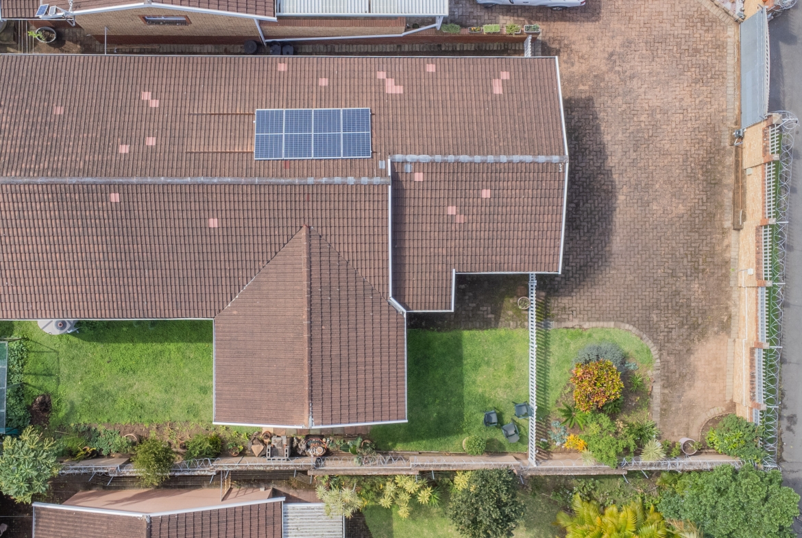 3-Bedroom Solar-Powered Townhouse in Manaba Beach with Private Garden