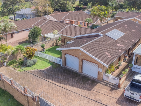 3-Bedroom Solar-Powered Townhouse in Manaba Beach with Private Garden