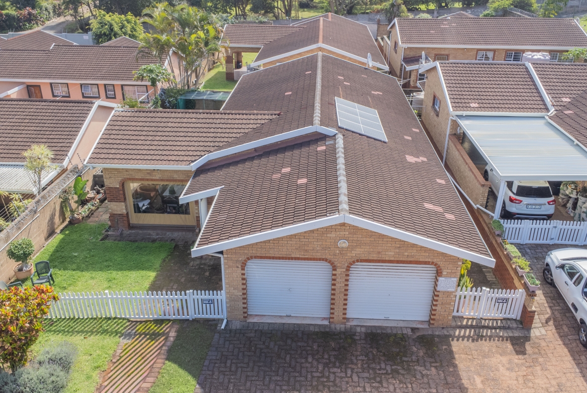 3-Bedroom Solar-Powered Townhouse in Manaba Beach with Private Garden