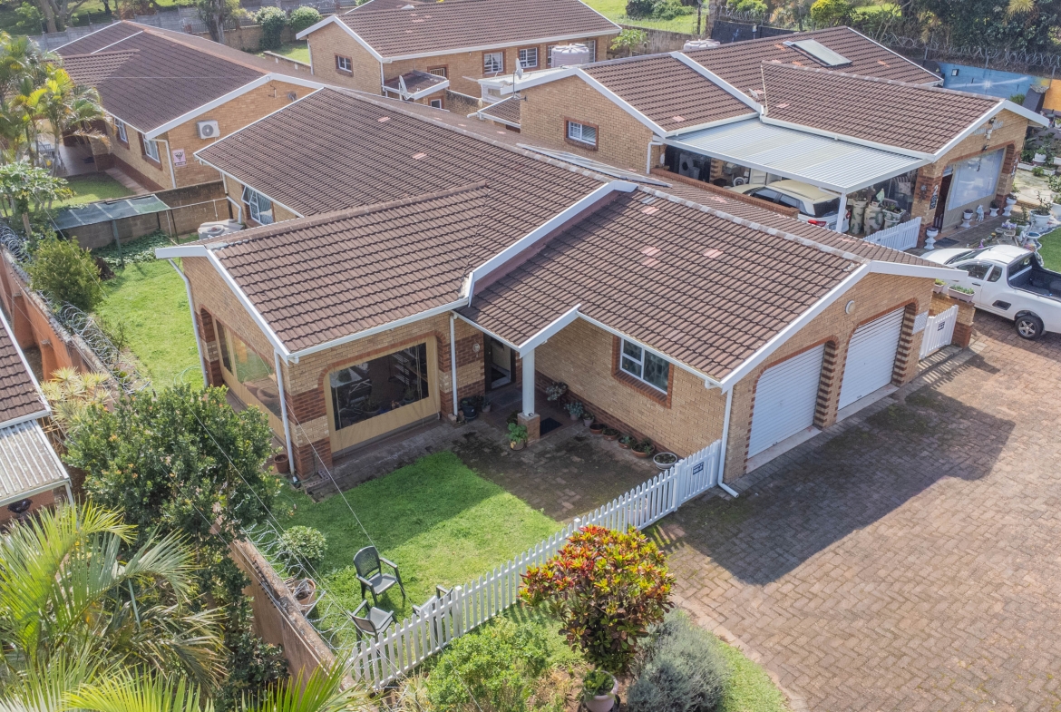 3-Bedroom Solar-Powered Townhouse in Manaba Beach with Private Garden