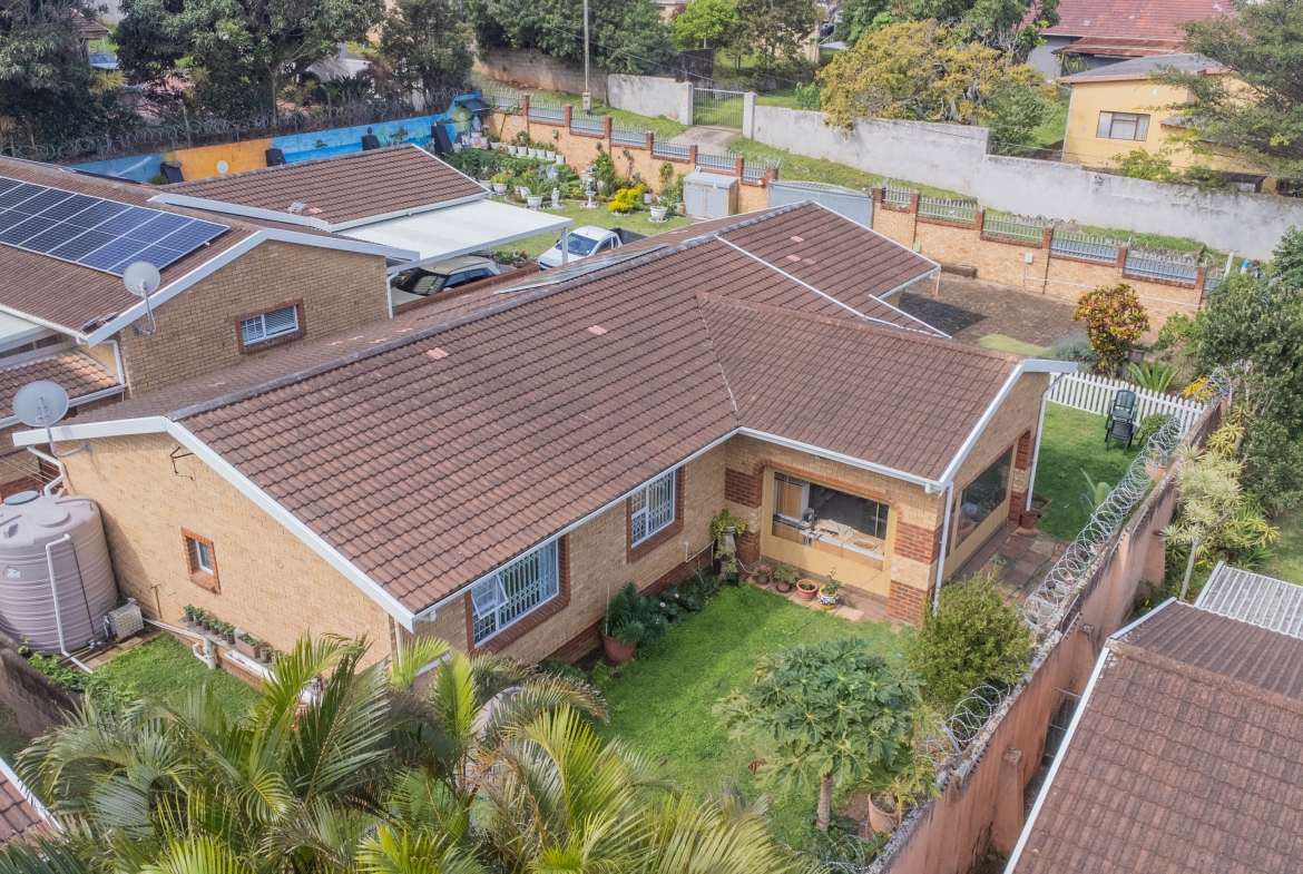 3-Bedroom Solar-Powered Townhouse in Manaba Beach with Private Garden