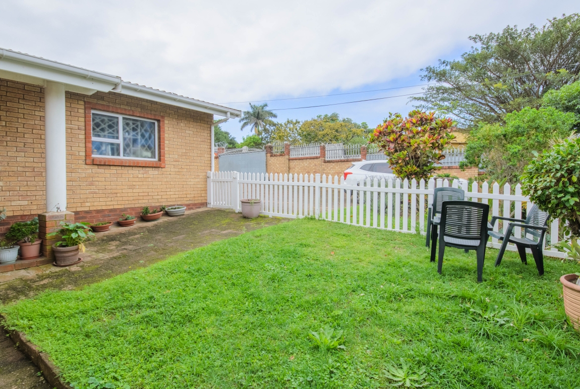 3-Bedroom Solar-Powered Townhouse in Manaba Beach with Private Garden