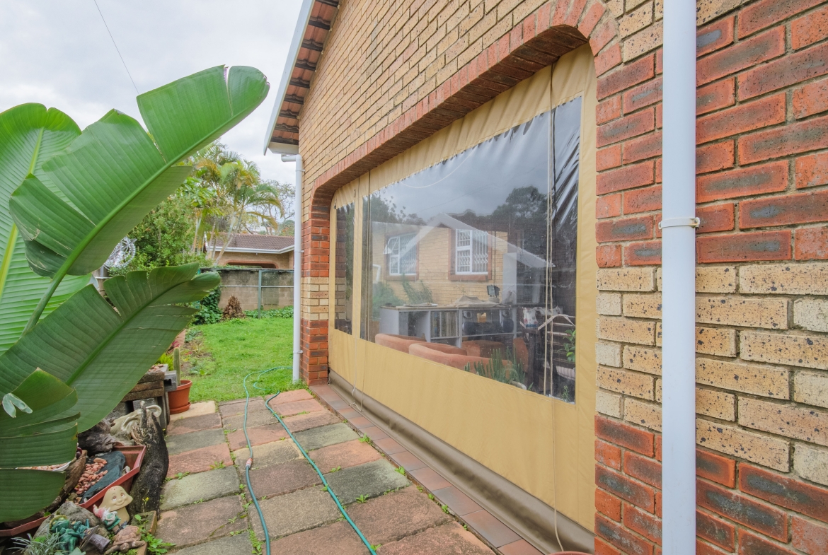 3-Bedroom Solar-Powered Townhouse in Manaba Beach with Private Garden
