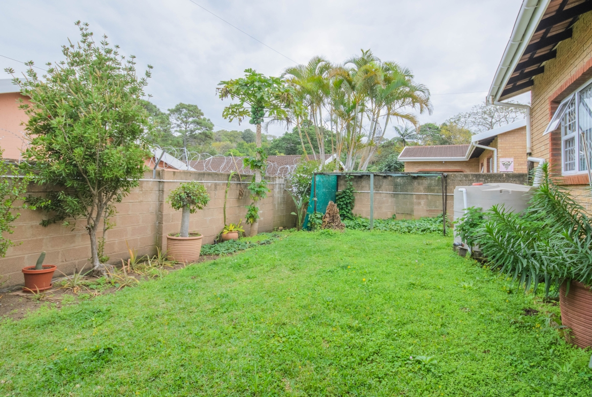 3-Bedroom Solar-Powered Townhouse in Manaba Beach with Private Garden