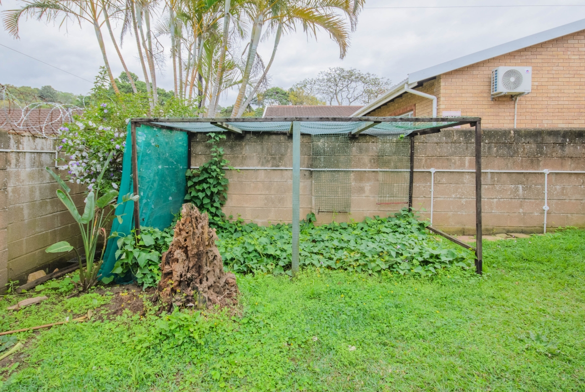 3-Bedroom Solar-Powered Townhouse in Manaba Beach with Private Garden