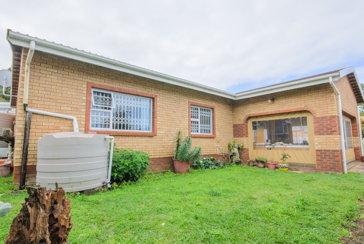 3-Bedroom Solar-Powered Townhouse in Manaba Beach with Private Garden