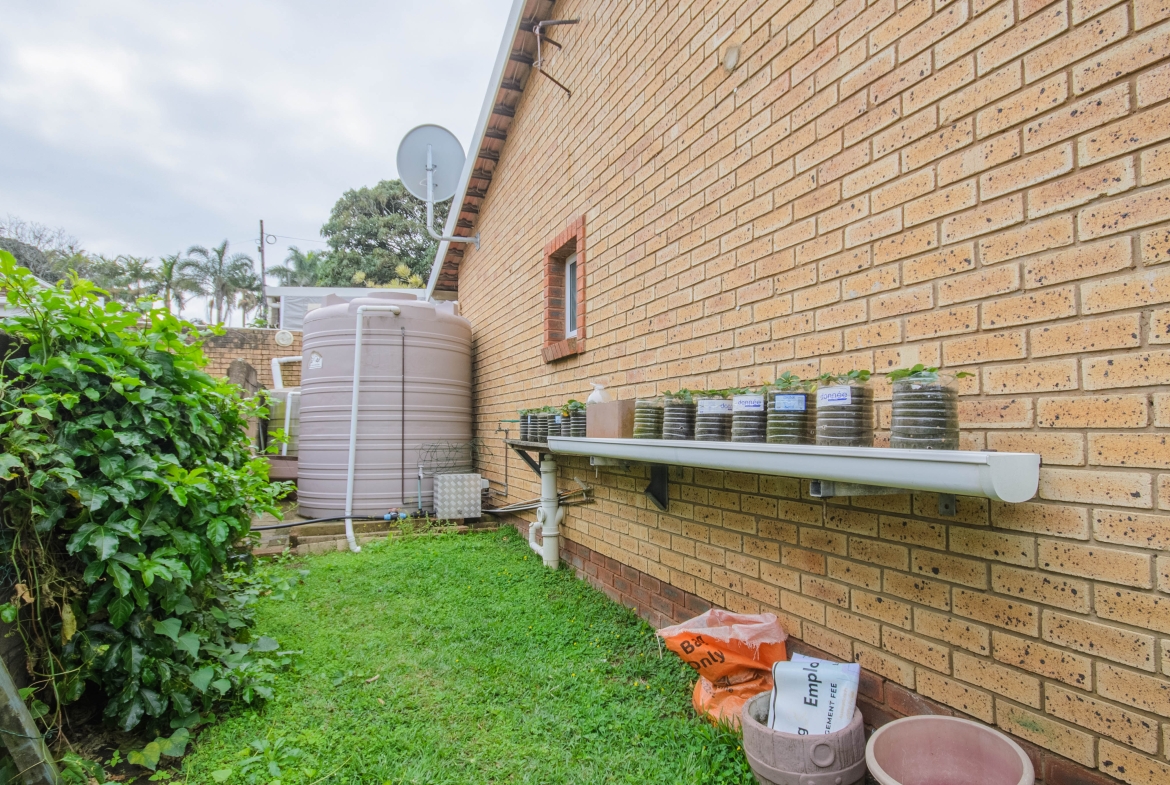 3-Bedroom Solar-Powered Townhouse in Manaba Beach with Private Garden