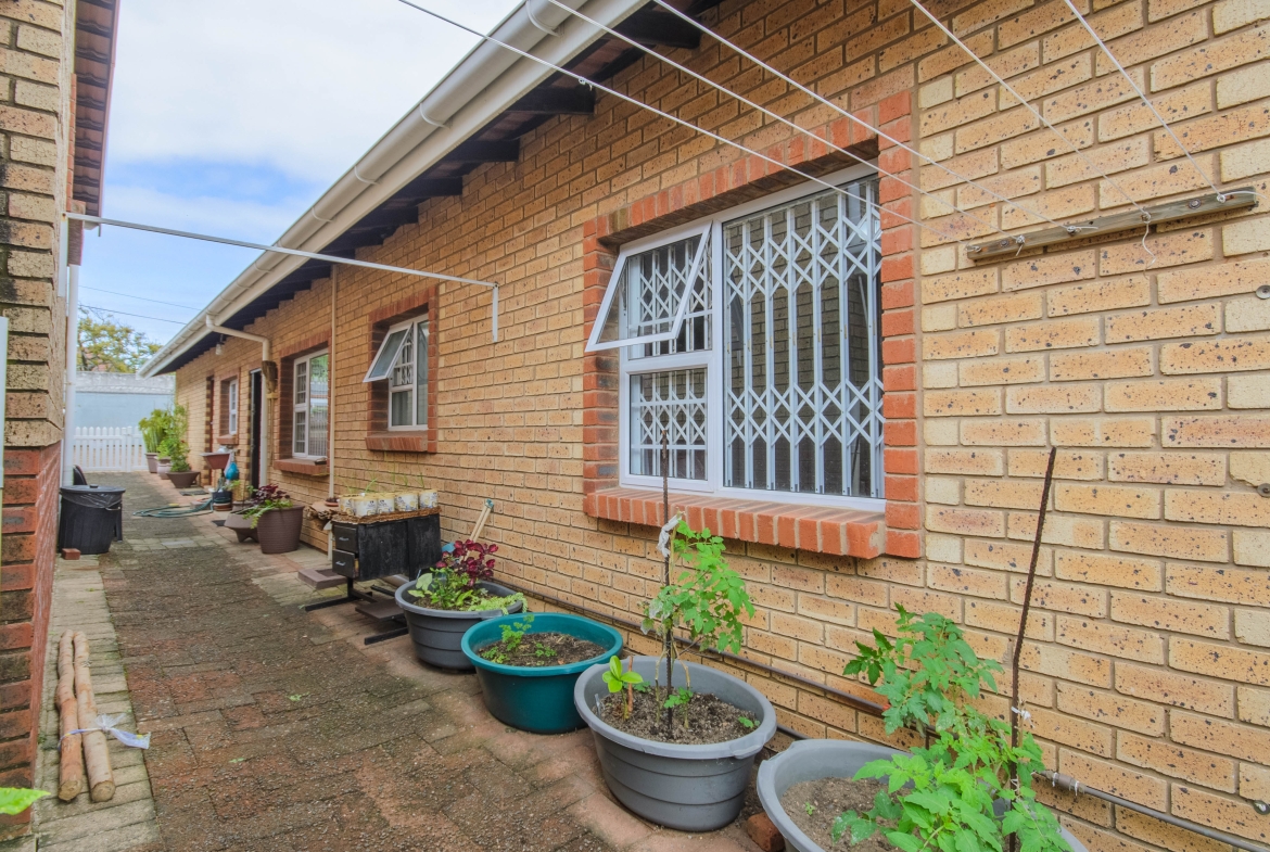 3-Bedroom Solar-Powered Townhouse in Manaba Beach with Private Garden