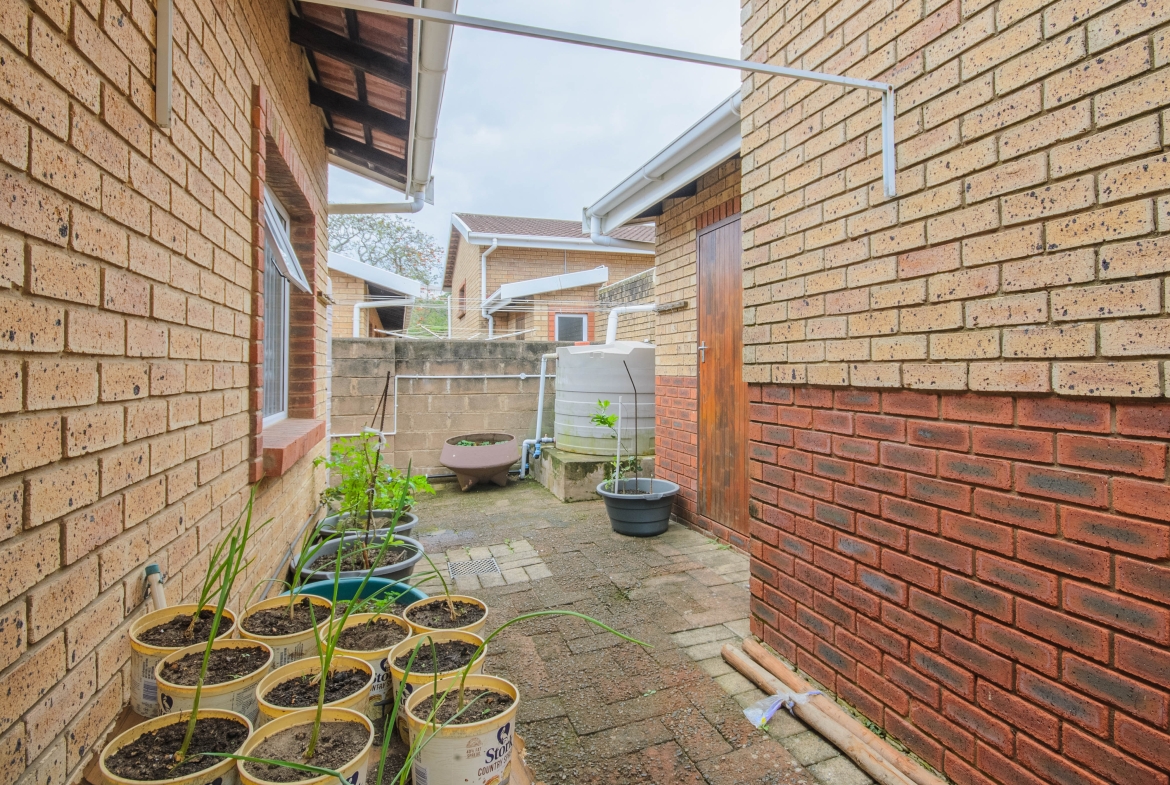 3-Bedroom Solar-Powered Townhouse in Manaba Beach with Private Garden