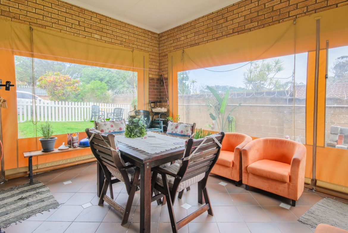 3-Bedroom Solar-Powered Townhouse in Manaba Beach with Private Garden