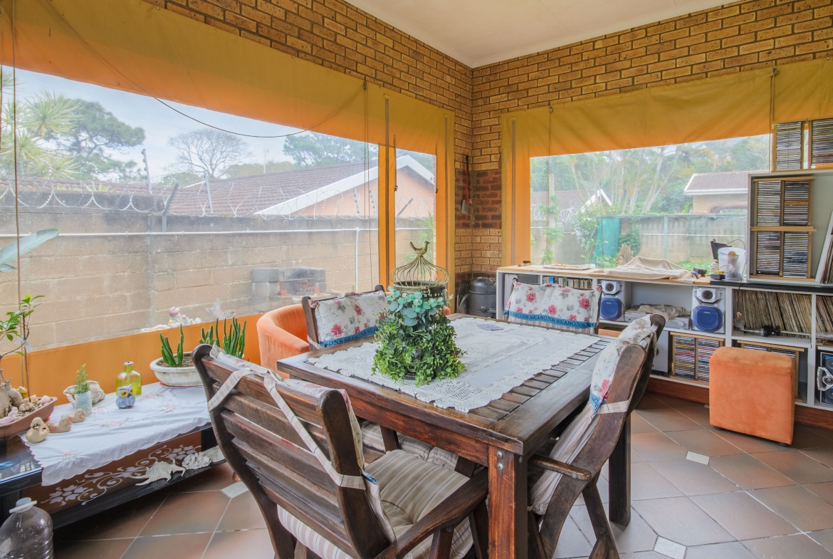 3-Bedroom Solar-Powered Townhouse in Manaba Beach with Private Garden
