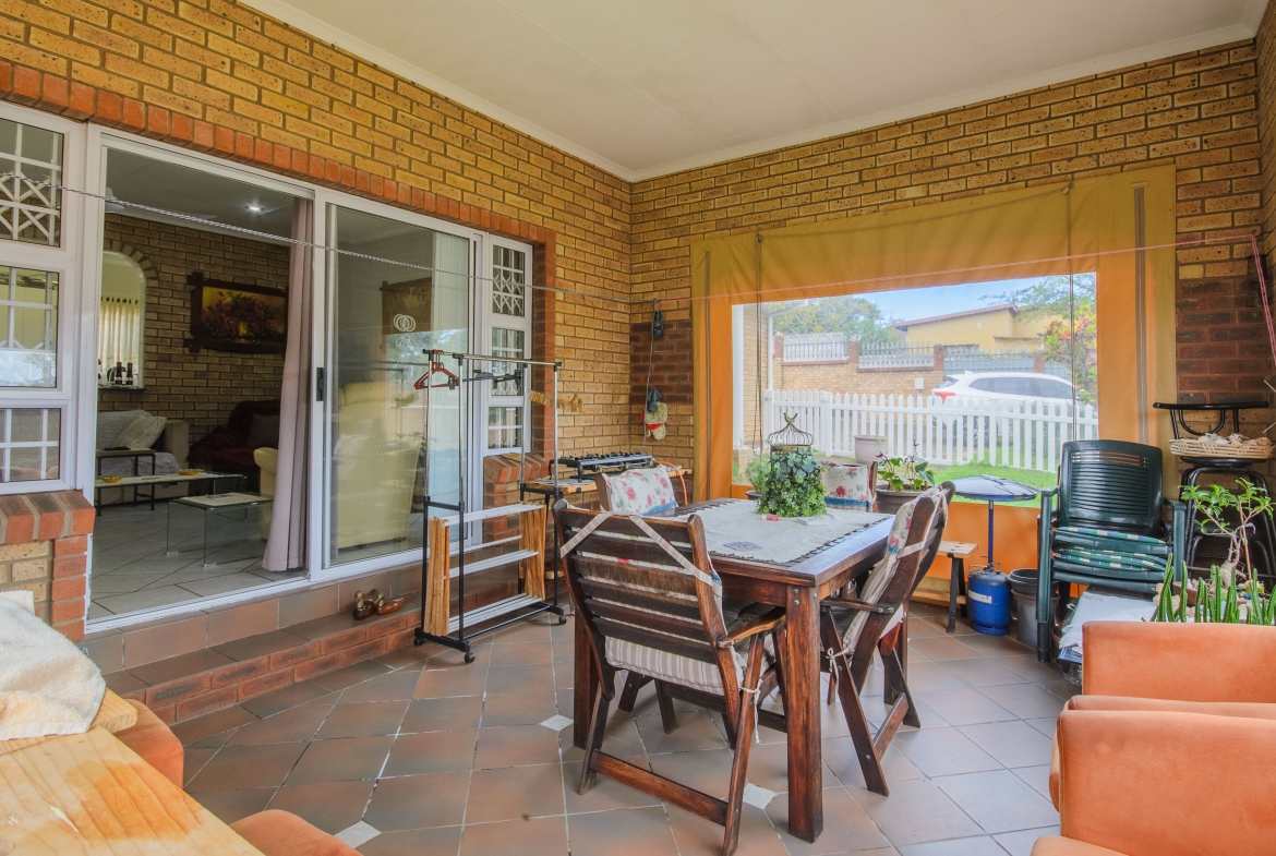 3-Bedroom Solar-Powered Townhouse in Manaba Beach with Private Garden