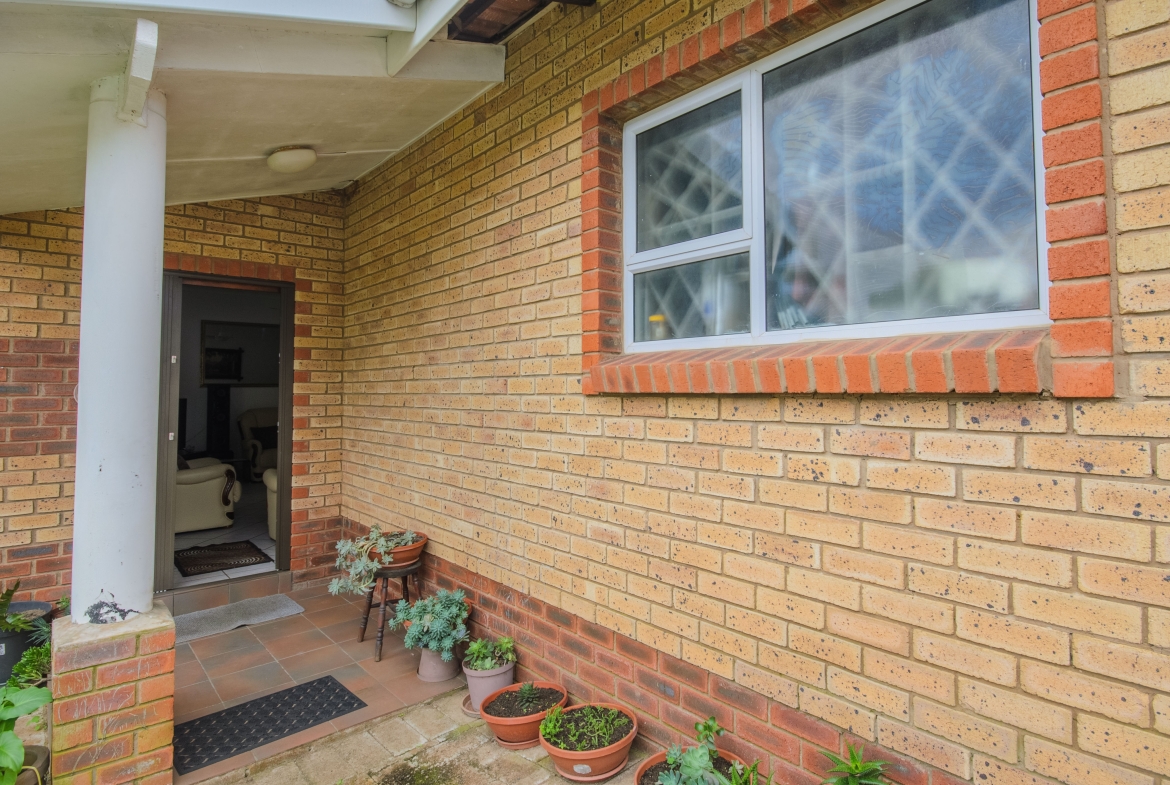 3-Bedroom Solar-Powered Townhouse in Manaba Beach with Private Garden