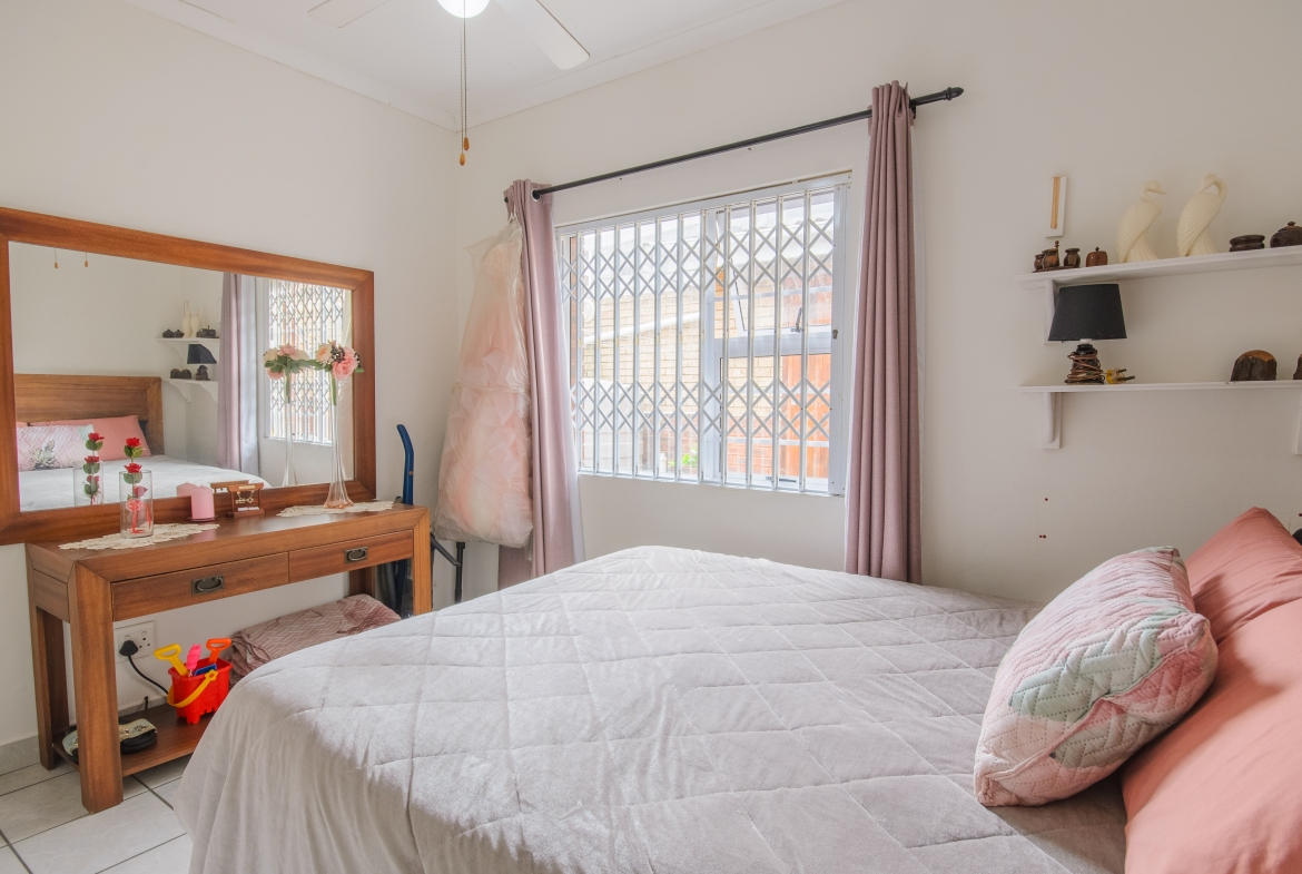 3-Bedroom Solar-Powered Townhouse in Manaba Beach with Private Garden