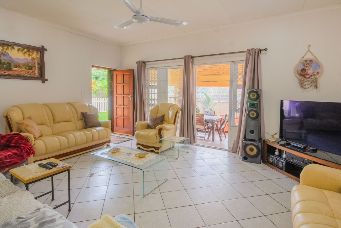 3-Bedroom Solar-Powered Townhouse in Manaba Beach with Private Garden
