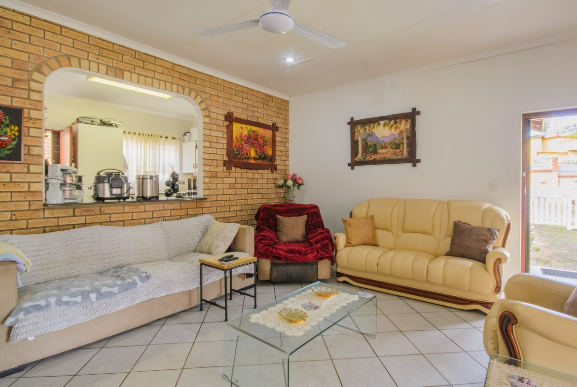 3-Bedroom Solar-Powered Townhouse in Manaba Beach with Private Garden