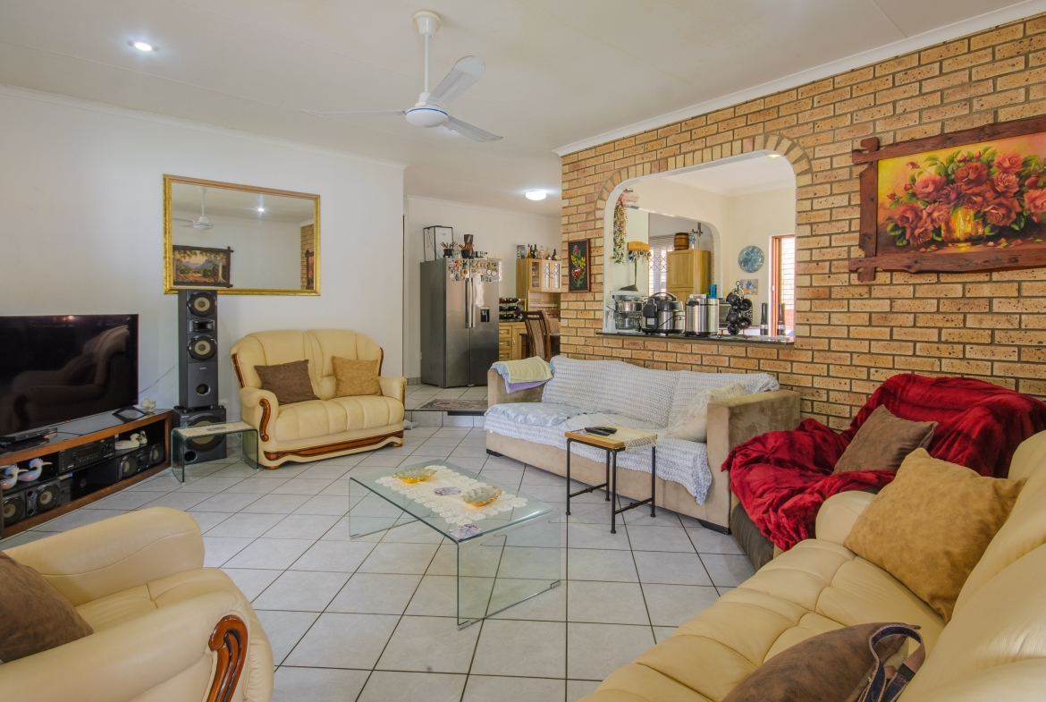 3-Bedroom Solar-Powered Townhouse in Manaba Beach with Private Garden