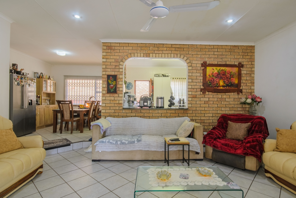 3-Bedroom Solar-Powered Townhouse in Manaba Beach with Private Garden