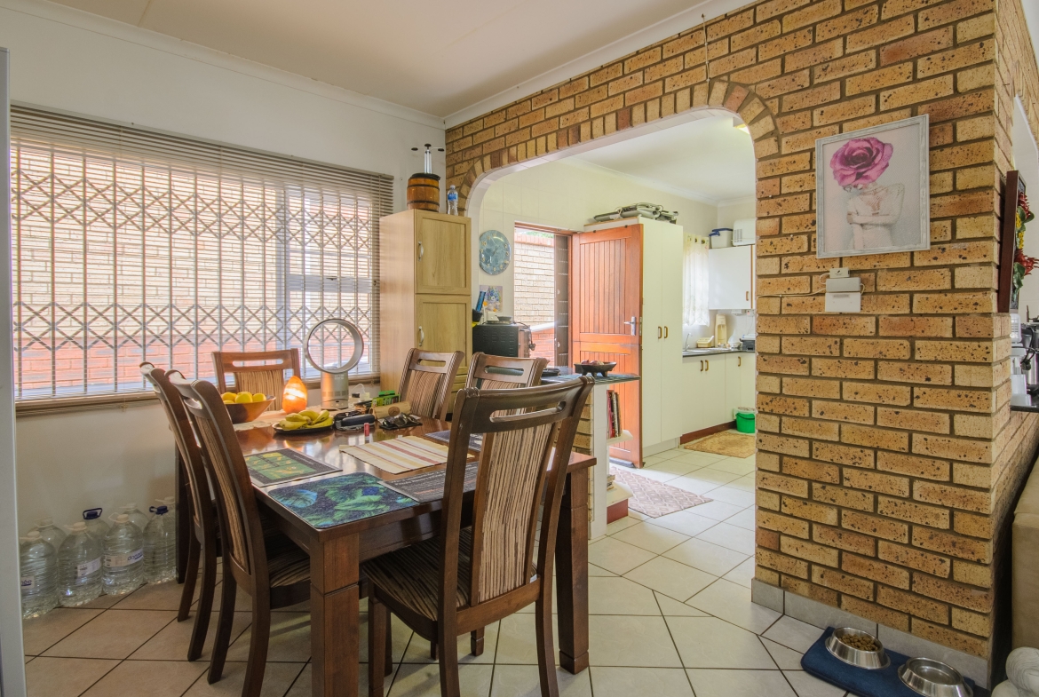 3-Bedroom Solar-Powered Townhouse in Manaba Beach with Private Garden