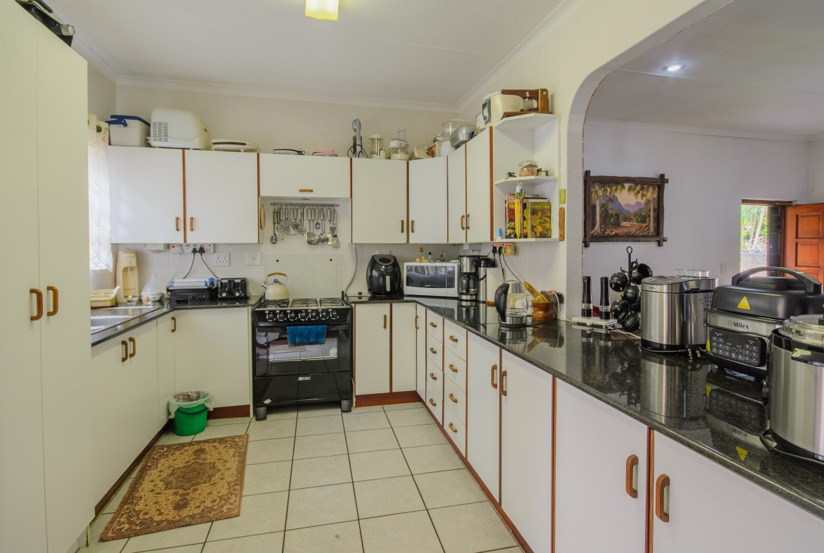 3-Bedroom Solar-Powered Townhouse in Manaba Beach with Private Garden