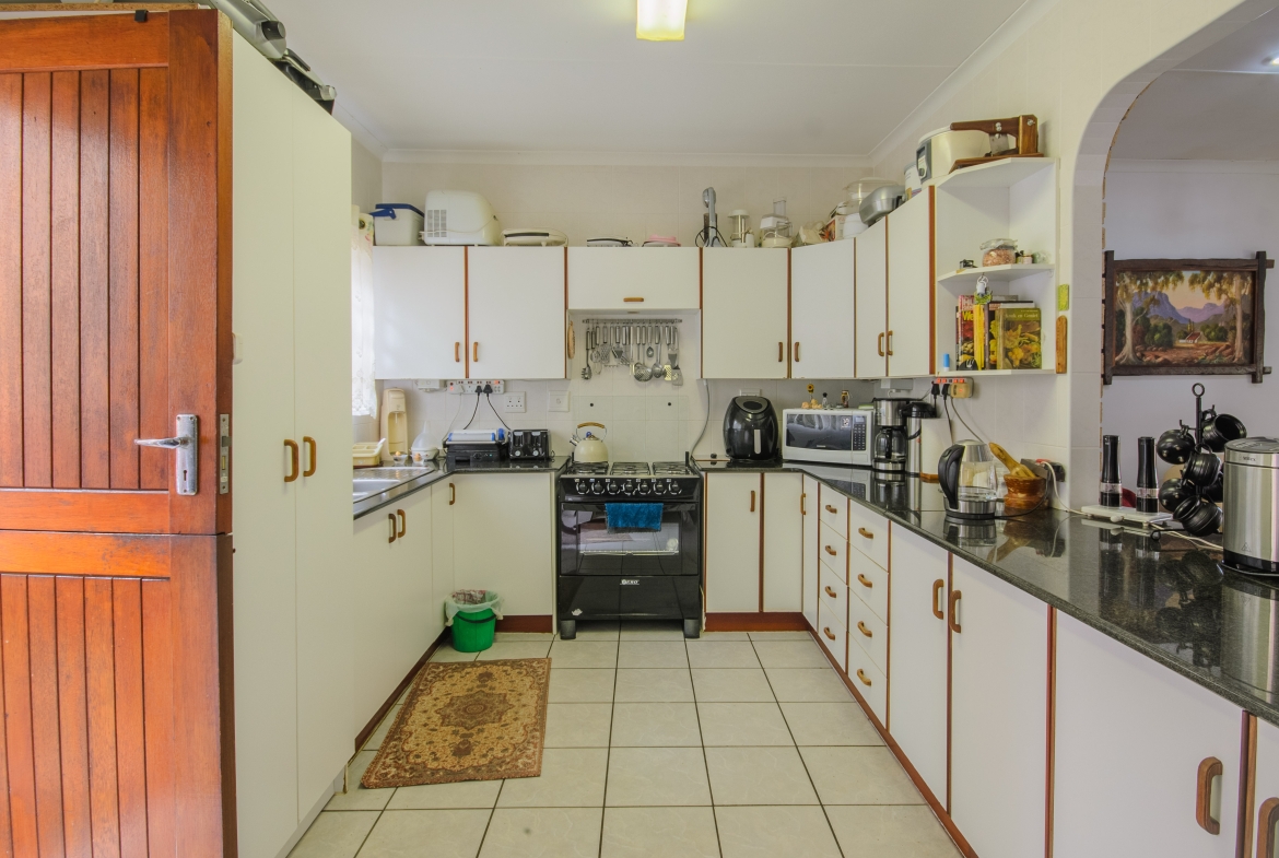 3-Bedroom Solar-Powered Townhouse in Manaba Beach with Private Garden