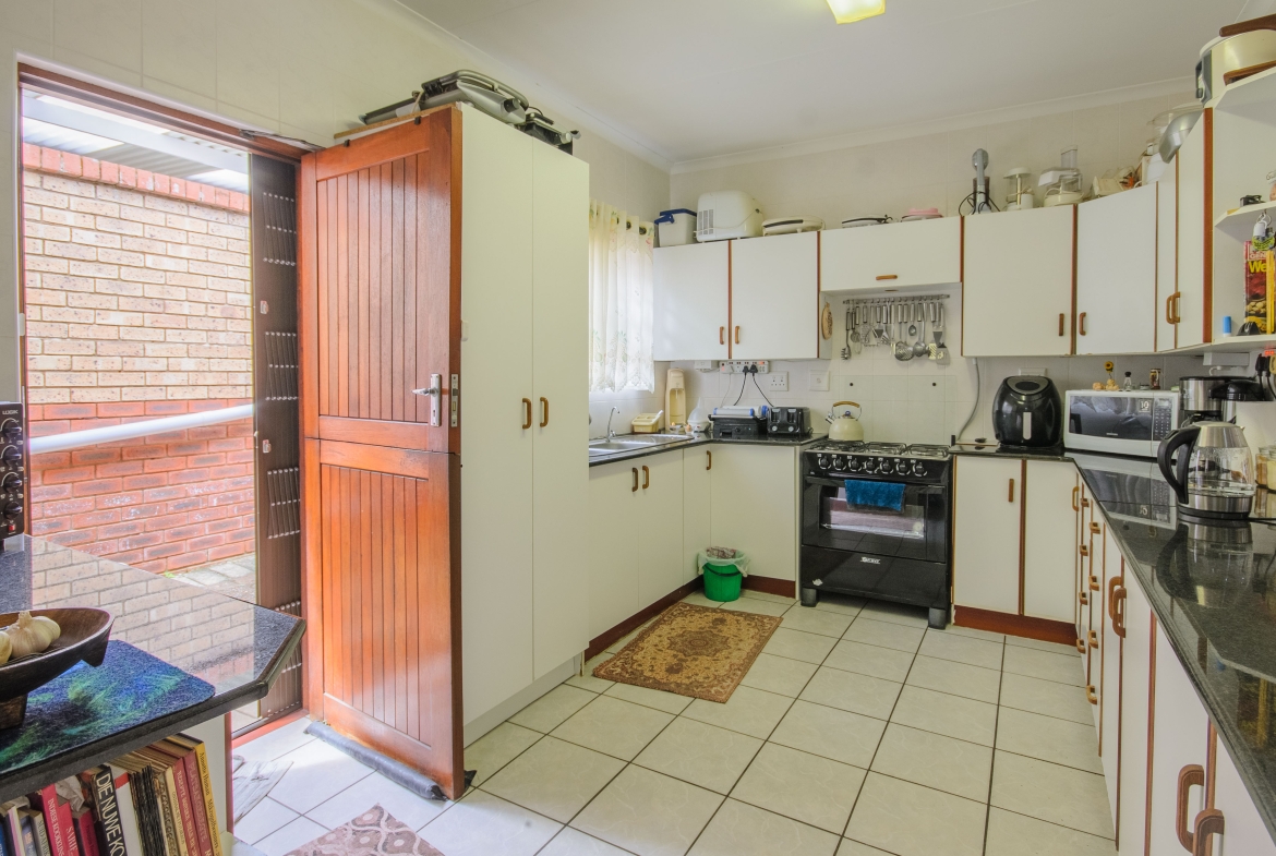 3-Bedroom Solar-Powered Townhouse in Manaba Beach with Private Garden