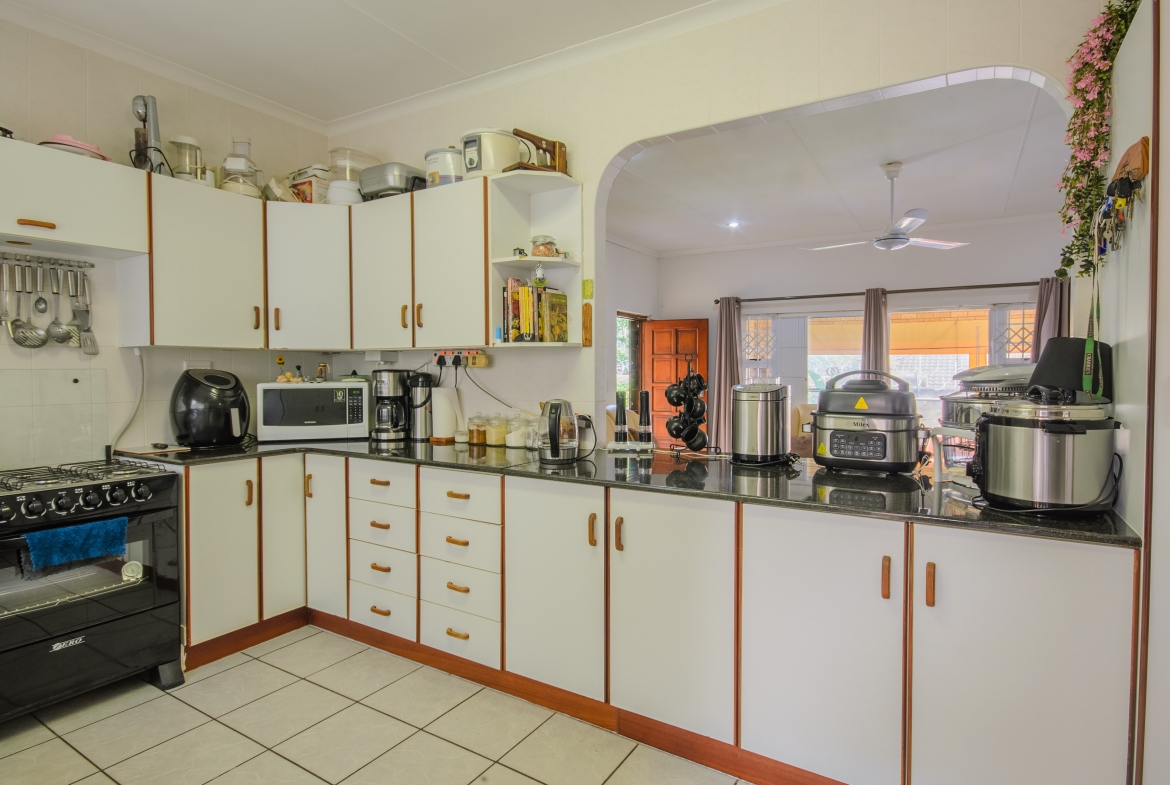 3-Bedroom Solar-Powered Townhouse in Manaba Beach with Private Garden