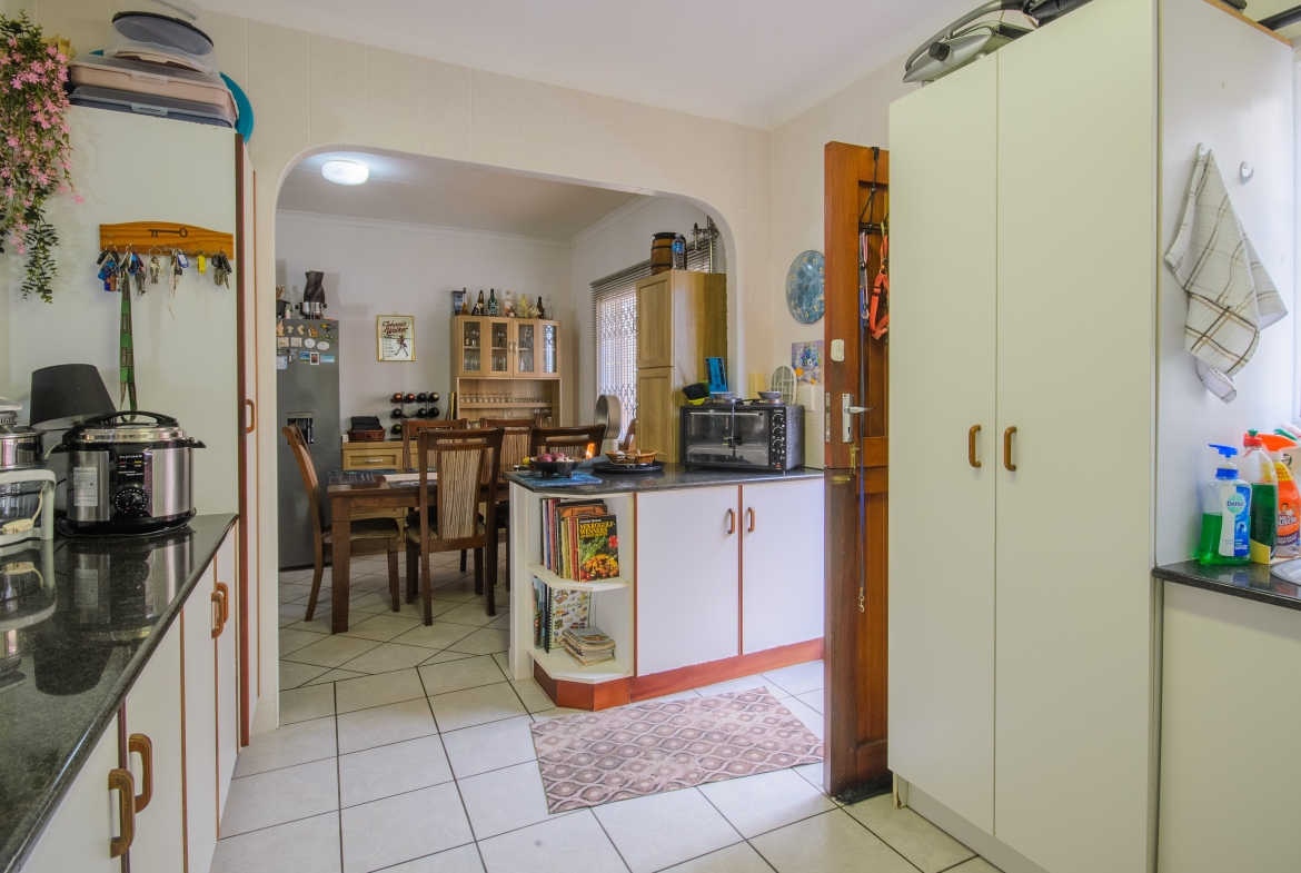 3-Bedroom Solar-Powered Townhouse in Manaba Beach with Private Garden