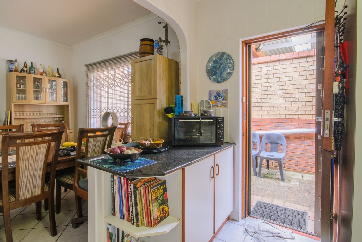 3-Bedroom Solar-Powered Townhouse in Manaba Beach with Private Garden