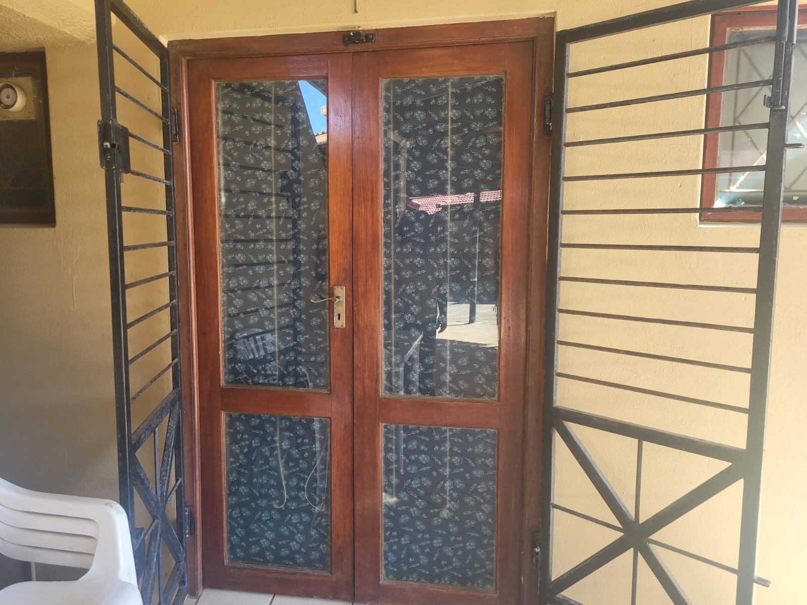 Modern Furnished 1-Bedroom Ground Floor Apartment 200m from the beach