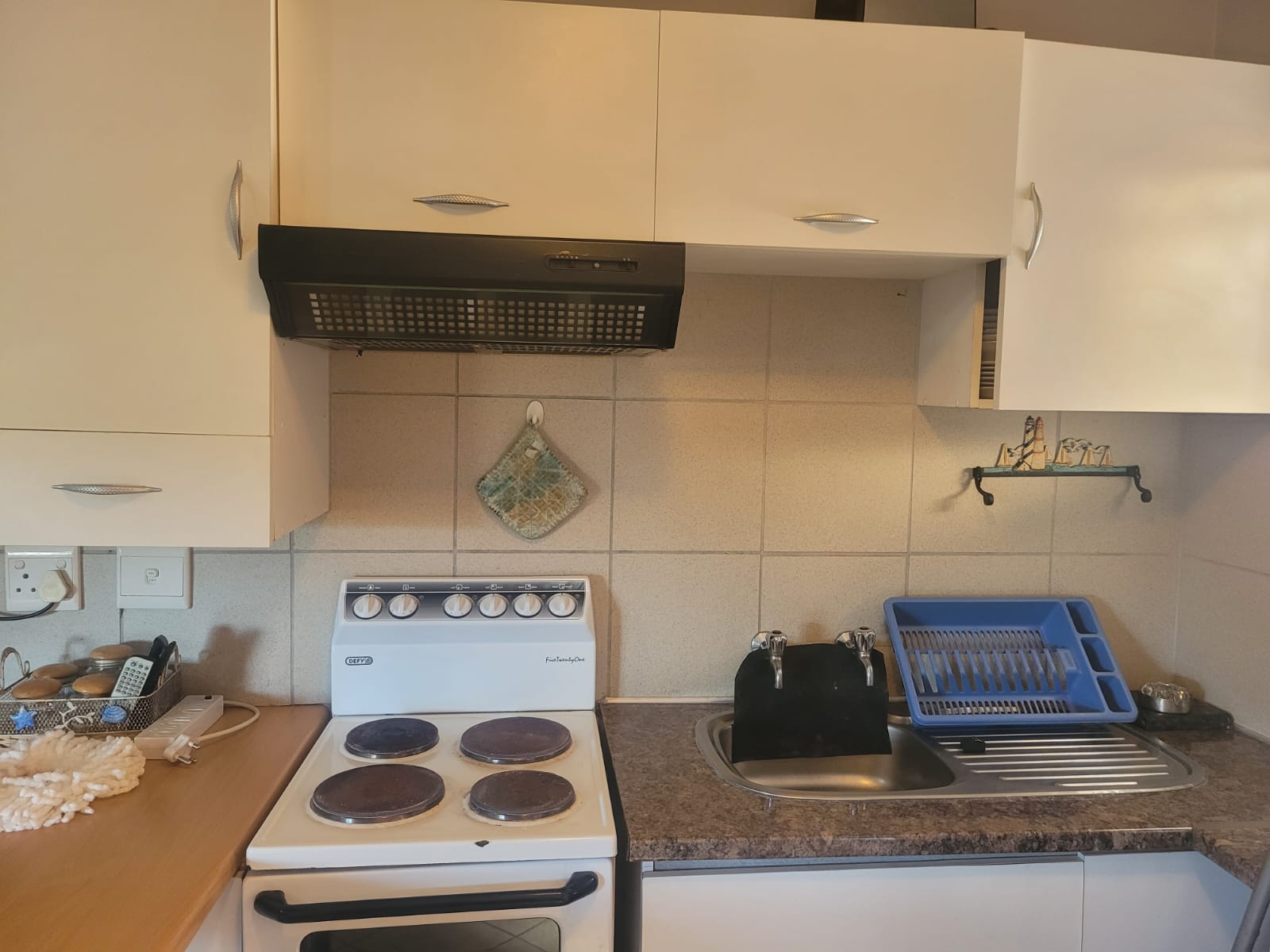 Modern Furnished 1-Bedroom Ground Floor Apartment 200m from the beach