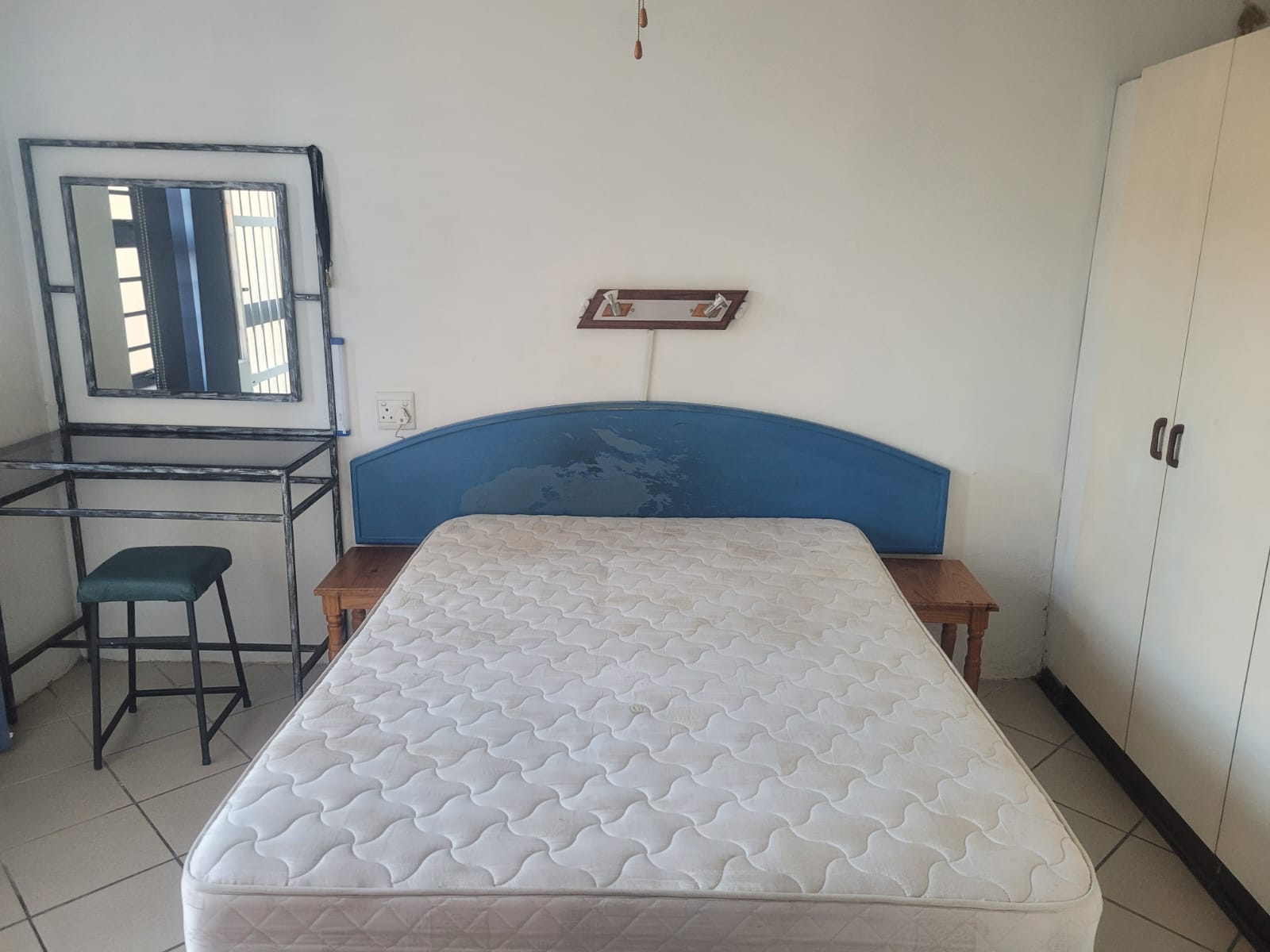 Modern Furnished 1-Bedroom Ground Floor Apartment 200m from the beach