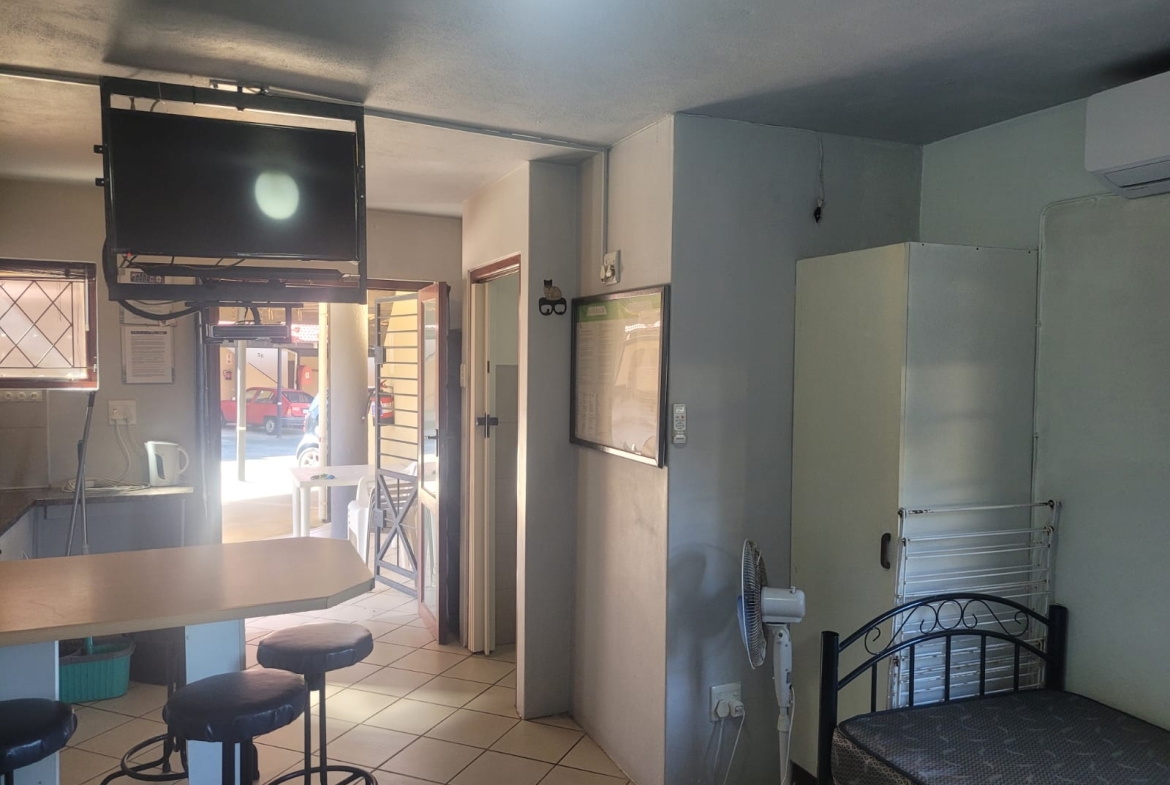 Modern Furnished 1-Bedroom Ground Floor Apartment 200m from the beach