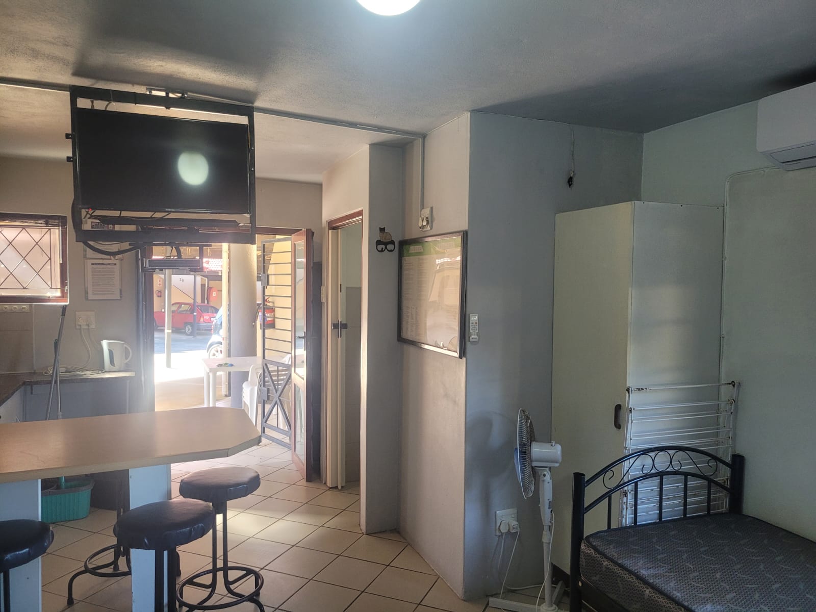 Modern Furnished 1-Bedroom Ground Floor Apartment 200m from the beach