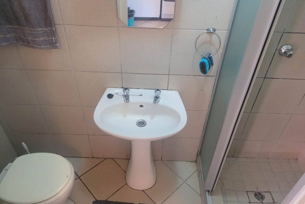 Modern Furnished 1-Bedroom Ground Floor Apartment 200m from the beach