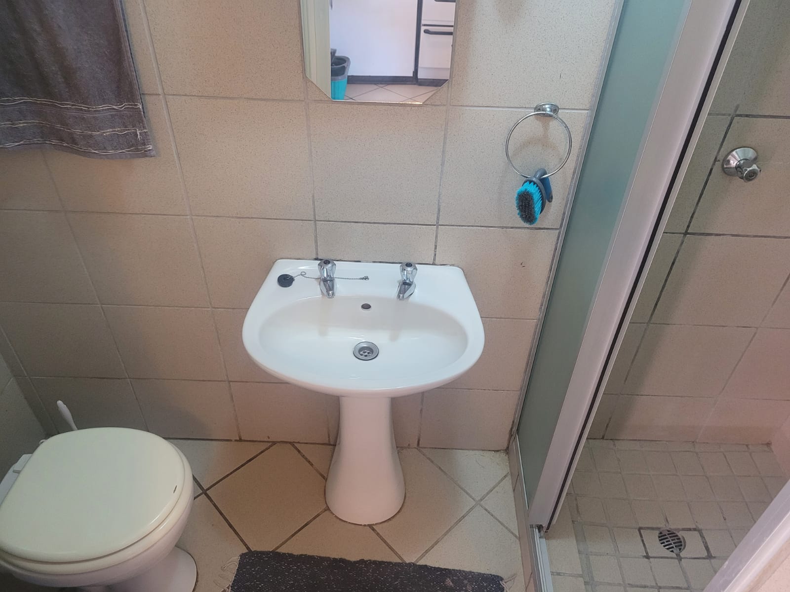 Modern Furnished 1-Bedroom Ground Floor Apartment 200m from the beach