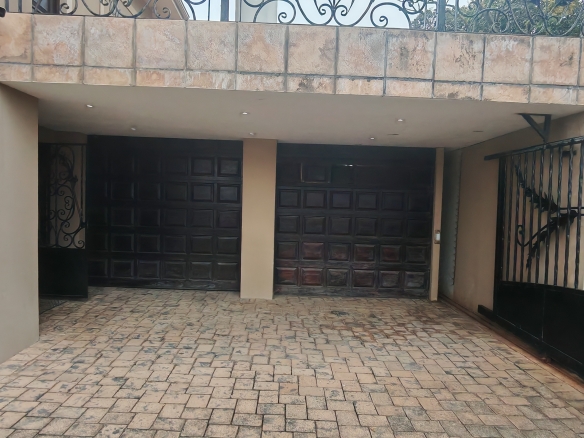 Sophisticated 5-Bedroom Residence with Ocean Views, Uvongo