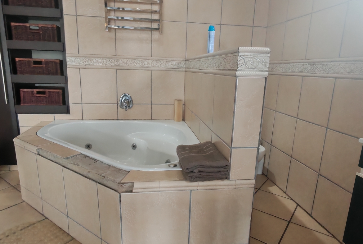 Sophisticated 5-Bedroom Residence with Ocean Views, Uvongo