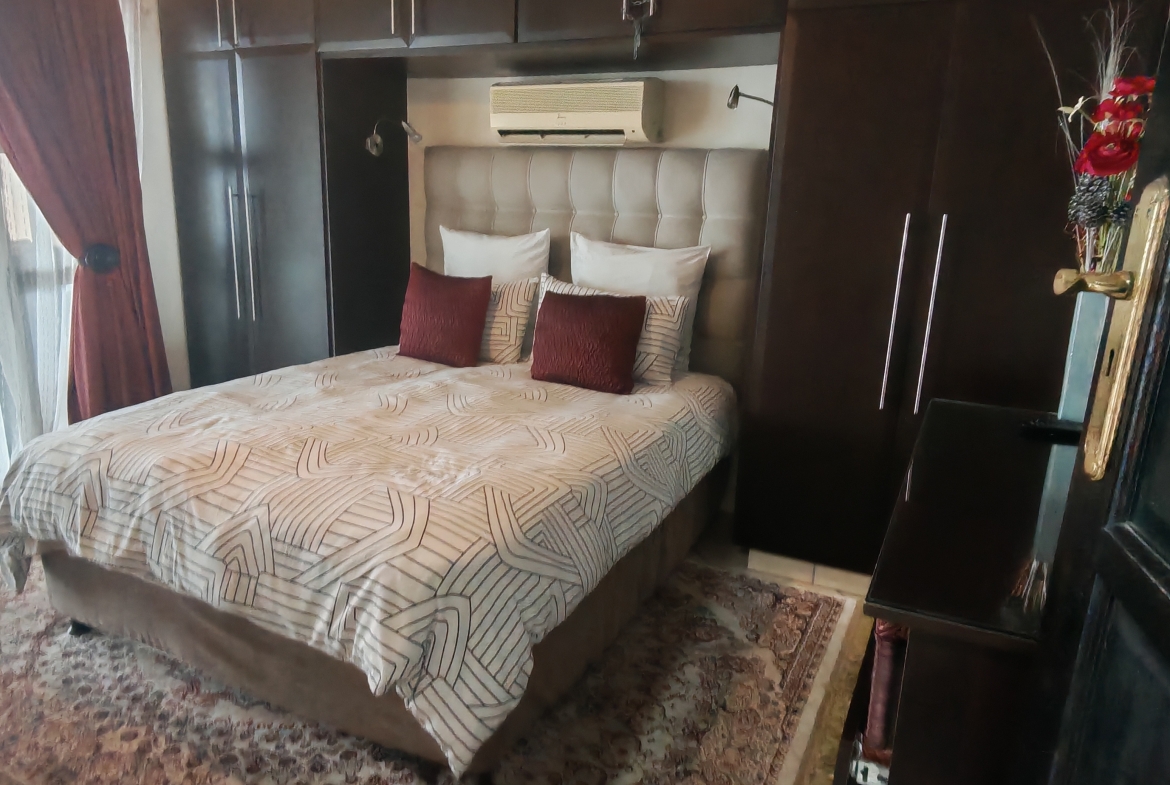 Sophisticated 5-Bedroom Residence with Ocean Views, Uvongo