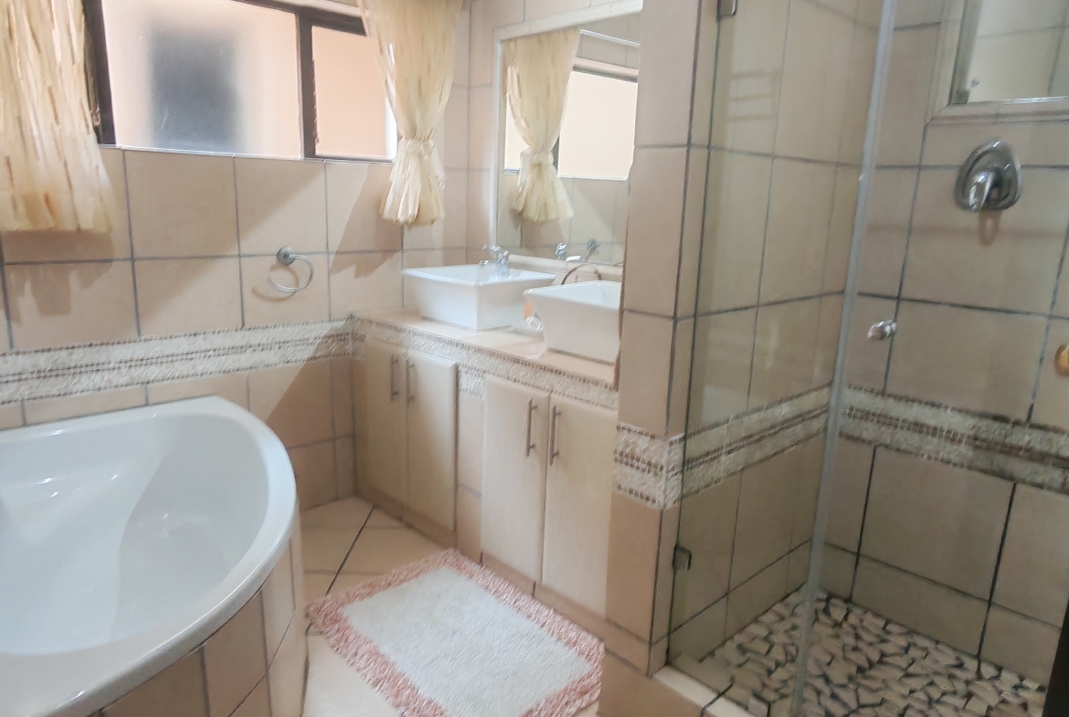 Sophisticated 5-Bedroom Residence with Ocean Views, Uvongo