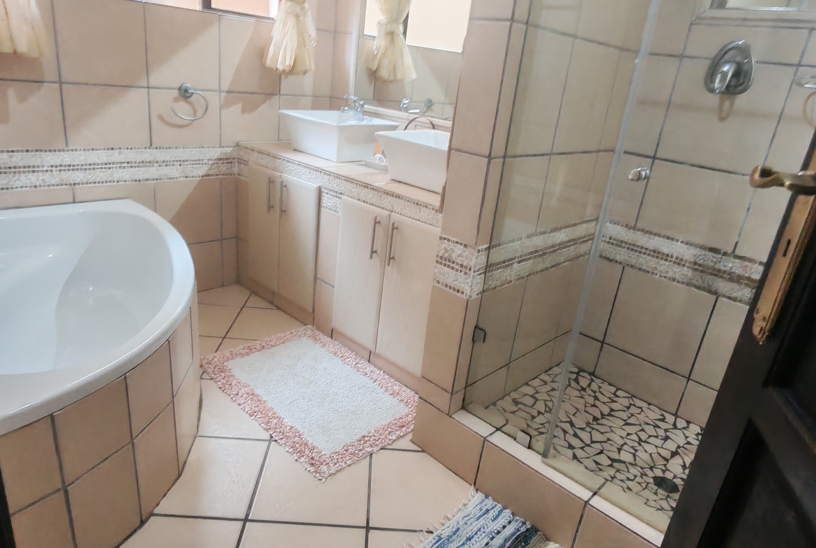 Sophisticated 5-Bedroom Residence with Ocean Views, Uvongo