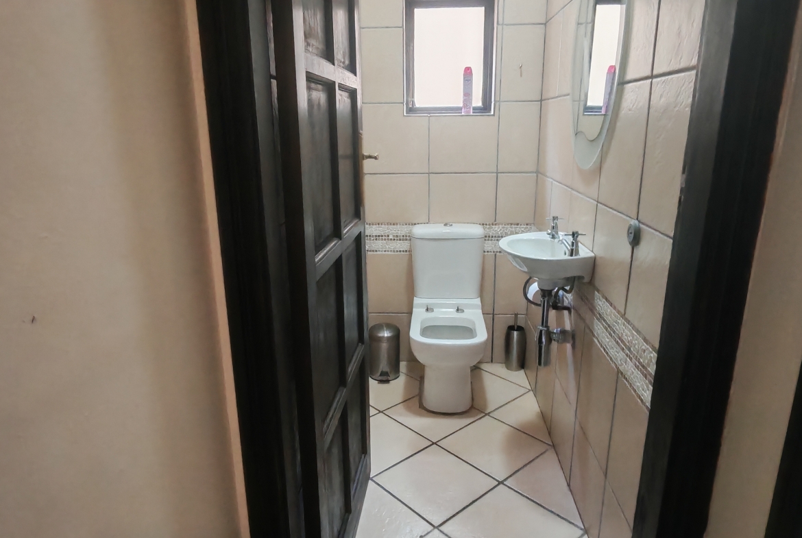 Sophisticated 5-Bedroom Residence with Ocean Views, Uvongo