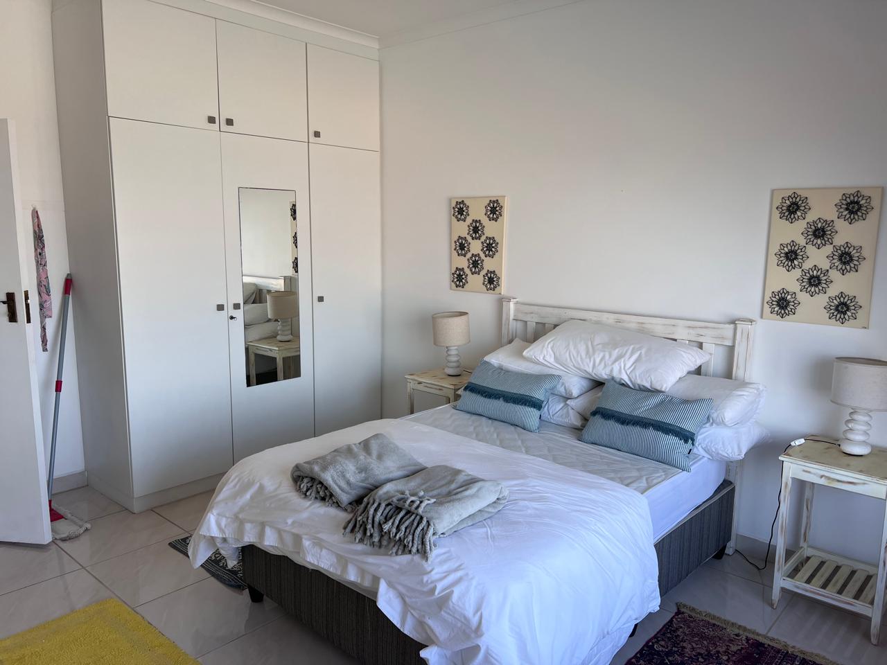 IMG_4056 Spacious 2-Bedroom Apartment with Beautiful Sea Views to Rent